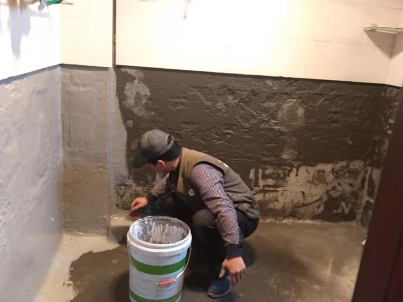 墻面刷防水維修：在涂刷防水涂層之前，先要清理墻面和地面。同時(shí)，要用連接的氣泵皮管吹盡陰角處的浮層；首先要量出防水層的高度并劃出基準(zhǔn)線；刷防水涂料時(shí)要先刷基準(zhǔn)線以下位置，并在墻面和地面連接陰角處刷成八字，上下交叉，交接處接應(yīng)有200mm，不得有漏刷情況出現(xiàn)。 墻角涂刷完成后，沿基準(zhǔn)線涂刷墻體：第一遍涂刷墻面時(shí)，應(yīng)上下縱向涂刷，第二遍涂刷墻體，應(yīng)左右橫向涂刷。 地面防水涂料的涂刷應(yīng)該從房間里側(cè)向門口涂刷，地面水管接口處尤其要仔細(xì)涂刷，不能有任何遺漏。