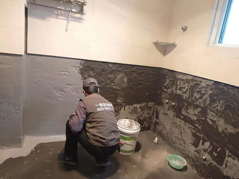 墻面刷防水維修：在涂刷防水涂層之前，先要清理墻面和地面。同時(shí)，要用連接的氣泵皮管吹盡陰角處的浮層；首先要量出防水層的高度并劃出基準(zhǔn)線；刷防水涂料時(shí)要先刷基準(zhǔn)線以下位置，并在墻面和地面連接陰角處刷成八字，上下交叉，交接處接應(yīng)有200mm，不得有漏刷情況出現(xiàn)。 墻角涂刷完成后，沿基準(zhǔn)線涂刷墻體：第一遍涂刷墻面時(shí)，應(yīng)上下縱向涂刷，第二遍涂刷墻體，應(yīng)左右橫向涂刷。 地面防水涂料的涂刷應(yīng)該從房間里側(cè)向門口涂刷，地面水管接口處尤其要仔細(xì)涂刷，不能有任何遺漏。