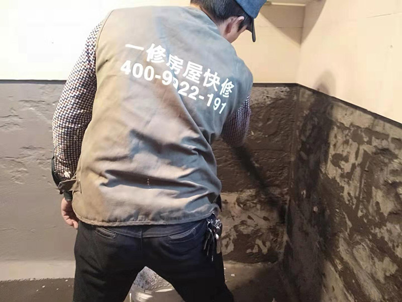 墻面刷防水維修：在涂刷防水涂層之前，先要清理墻面和地面。同時(shí)，要用連接的氣泵皮管吹盡陰角處的浮層；首先要量出防水層的高度并劃出基準(zhǔn)線；刷防水涂料時(shí)要先刷基準(zhǔn)線以下位置，并在墻面和地面連接陰角處刷成八字，上下交叉，交接處接應(yīng)有200mm，不得有漏刷情況出現(xiàn)。 墻角涂刷完成后，沿基準(zhǔn)線涂刷墻體：第一遍涂刷墻面時(shí)，應(yīng)上下縱向涂刷，第二遍涂刷墻體，應(yīng)左右橫向涂刷。 地面防水涂料的涂刷應(yīng)該從房間里側(cè)向門口涂刷，地面水管接口處尤其要仔細(xì)涂刷，不能有任何遺漏。