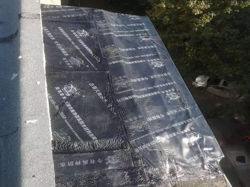 陽臺(tái)防水維修：先打開防水涂料把一定量粉料倒入容器，并同時(shí)用攪拌鉆攪拌，充分?jǐn)嚢柚翢o沉淀的乳膠狀沒有發(fā)現(xiàn)生粉團(tuán)。拌勻后放了15分鐘左右后，再攪拌一下然后開始施工。在操作過程中有時(shí)要攪拌下漿料、怕會(huì)沉淀。陽臺(tái)需要在做完防水層之后做一層防水砂漿作為保護(hù)層,這樣可以保護(hù)防水層不被破壞!然后再用水泥增加一定厚度,貼瓷磚（注意這期間可以增加一道保溫層,這樣上下都可以做一層防水!）