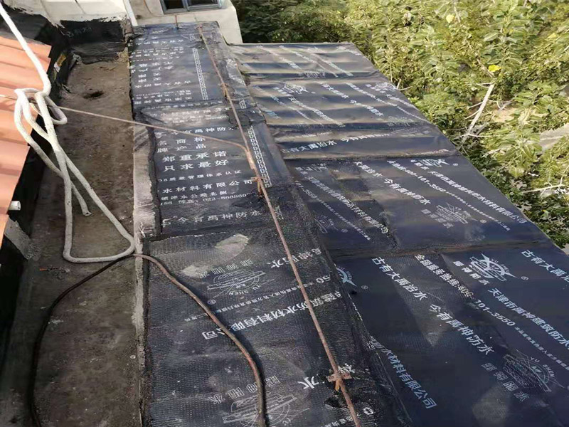 陽臺(tái)防水維修：先打開防水涂料把一定量粉料倒入容器，并同時(shí)用攪拌鉆攪拌，充分?jǐn)嚢柚翢o沉淀的乳膠狀沒有發(fā)現(xiàn)生粉團(tuán)。拌勻后放了15分鐘左右后，再攪拌一下然后開始施工。在操作過程中有時(shí)要攪拌下漿料、怕會(huì)沉淀。陽臺(tái)需要在做完防水層之后做一層防水砂漿作為保護(hù)層,這樣可以保護(hù)防水層不被破壞!然后再用水泥增加一定厚度,貼瓷磚（注意這期間可以增加一道保溫層,這樣上下都可以做一層防水!）
