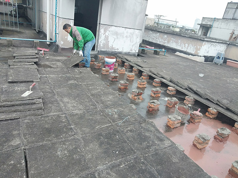 屋面防水施工：涂膜防水層依附于基層，基層質(zhì)量好壞，直接影響防水涂膜的質(zhì)量。因而在涂膜施工前，應(yīng)對基層進(jìn)行認(rèn)真的檢查和必要的處理，使之達(dá)到涂膜施工的要求。涂料的涂布應(yīng)采取“先高后低、先遠(yuǎn)后近、先立面后平面”的施工順序。同一屋面上先涂布排水比較集中的水落口、天溝、檐口等節(jié)點部位，再進(jìn)行大面積的涂布。用滾刷或毛刷均勻地涂刷多遍，直到達(dá)到規(guī)定的涂膜厚度要求，不得漏底，待涂層干固后，才能進(jìn)行下一道工序。當(dāng)多遍涂布時，每遍涂刷方向應(yīng)與上一遍方向相垂直。