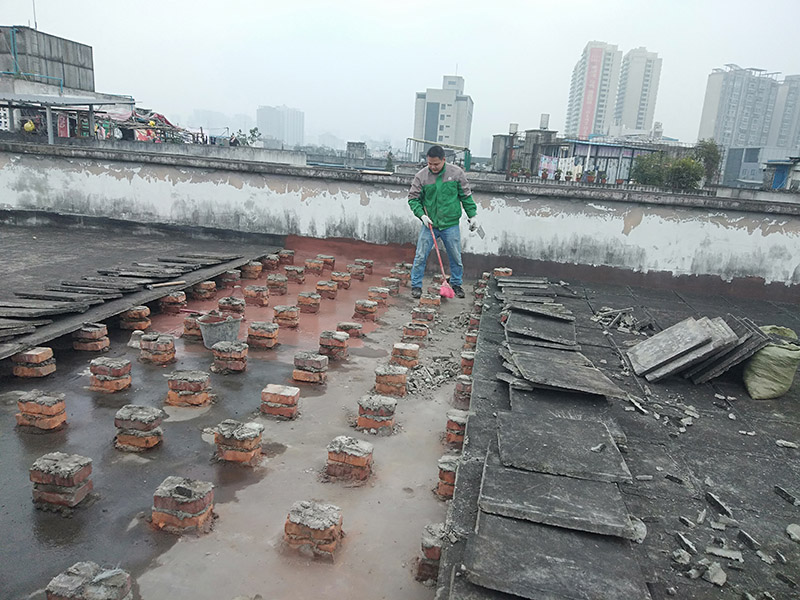 屋面防水施工：涂膜防水層依附于基層，基層質(zhì)量好壞，直接影響防水涂膜的質(zhì)量。因而在涂膜施工前，應(yīng)對基層進(jìn)行認(rèn)真的檢查和必要的處理，使之達(dá)到涂膜施工的要求。涂料的涂布應(yīng)采取“先高后低、先遠(yuǎn)后近、先立面后平面”的施工順序。同一屋面上先涂布排水比較集中的水落口、天溝、檐口等節(jié)點部位，再進(jìn)行大面積的涂布。用滾刷或毛刷均勻地涂刷多遍，直到達(dá)到規(guī)定的涂膜厚度要求，不得漏底，待涂層干固后，才能進(jìn)行下一道工序。當(dāng)多遍涂布時，每遍涂刷方向應(yīng)與上一遍方向相垂直。