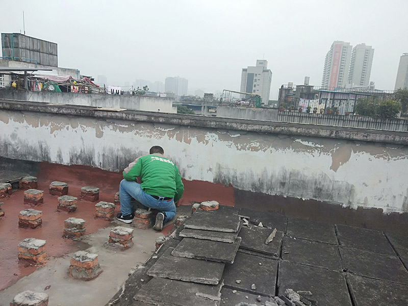 屋面防水施工：涂膜防水層依附于基層，基層質(zhì)量好壞，直接影響防水涂膜的質(zhì)量。因而在涂膜施工前，應(yīng)對基層進(jìn)行認(rèn)真的檢查和必要的處理，使之達(dá)到涂膜施工的要求。涂料的涂布應(yīng)采取“先高后低、先遠(yuǎn)后近、先立面后平面”的施工順序。同一屋面上先涂布排水比較集中的水落口、天溝、檐口等節(jié)點部位，再進(jìn)行大面積的涂布。用滾刷或毛刷均勻地涂刷多遍，直到達(dá)到規(guī)定的涂膜厚度要求，不得漏底，待涂層干固后，才能進(jìn)行下一道工序。當(dāng)多遍涂布時，每遍涂刷方向應(yīng)與上一遍方向相垂直。