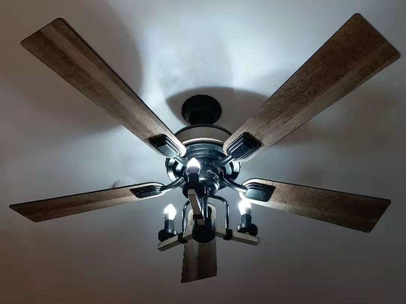 吊扇燈安裝：首先要使電路斷電，請拆下相應的保險絲或使相應斷路器跳閘。另外，您也可以操作總開關以切斷家里的總電源。從天花板上拆下原來的燈具。大多數(shù)燈具都使用螺栓或螺釘固定在天花板上，拆下蓋板后可斷開連接。在大多數(shù)家庭中，電路中有兩根線，燈具中有三根線。將黑線和黑線相連、白線和白線相連，然后將剩余的接地線(裸線或綠線)連接到金屬接線盒中或制造商建議的其他位置。使用接線螺母進行連接，并在連接后檢查是否牢固。
