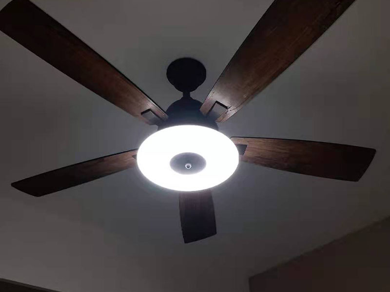 吊扇燈安裝：首先要使電路斷電，請拆下相應的保險絲或使相應斷路器跳閘。另外，您也可以操作總開關以切斷家里的總電源。從天花板上拆下原來的燈具。大多數(shù)燈具都使用螺栓或螺釘固定在天花板上，拆下蓋板后可斷開連接。在大多數(shù)家庭中，電路中有兩根線，燈具中有三根線。將黑線和黑線相連、白線和白線相連，然后將剩余的接地線(裸線或綠線)連接到金屬接線盒中或制造商建議的其他位置。使用接線螺母進行連接，并在連接后檢查是否牢固。