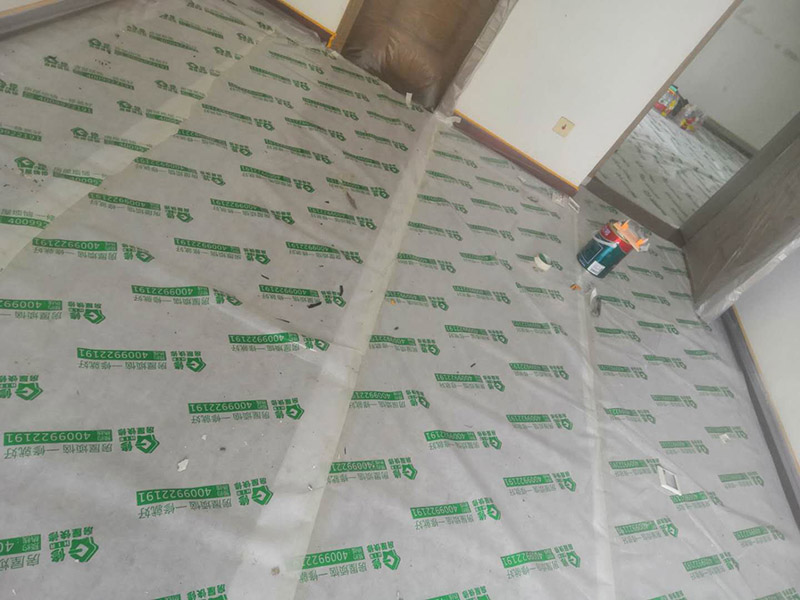 墻面乳膠漆翻新：如果原墻是乳膠漆，且基礎(chǔ)強(qiáng)度較好，經(jīng)簡單打毛修補(bǔ)后可以直接刷漆，但要注意不要破壞原墻漆膜的完整性，也不要用比原墻乳膠漆附著力好太多的乳膠漆，否則容易起皮脫落；如果原墻是刮瓷，則必須產(chǎn)掉重做，其實(shí)在這方面只要掌握一個原則，即同等性質(zhì)才能翻新，否則就必須重來。 如果原墻面的漆已經(jīng)不好了的話，再刷上乳膠漆會把以前的乳膠漆泡下來，可以選鮮呼吸SBS強(qiáng)力膠、鮮呼吸卓越型白膠，再刮一遍膩?zhàn)哟蚰ズ笤偎⑷槟z漆。另外，如果經(jīng)濟(jì)條件允許，而你對原墻質(zhì)量又不滿意的話，建議最好重做。因?yàn)閴γ娴奶幚硎钦麄€裝修過程中最骯臟的部分，千萬不要圖省事，否則以后會很麻煩。