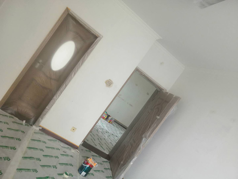 墻面乳膠漆翻新：如果原墻是乳膠漆，且基礎(chǔ)強(qiáng)度較好，經(jīng)簡單打毛修補(bǔ)后可以直接刷漆，但要注意不要破壞原墻漆膜的完整性，也不要用比原墻乳膠漆附著力好太多的乳膠漆，否則容易起皮脫落；如果原墻是刮瓷，則必須產(chǎn)掉重做，其實(shí)在這方面只要掌握一個原則，即同等性質(zhì)才能翻新，否則就必須重來。 如果原墻面的漆已經(jīng)不好了的話，再刷上乳膠漆會把以前的乳膠漆泡下來，可以選鮮呼吸SBS強(qiáng)力膠、鮮呼吸卓越型白膠，再刮一遍膩?zhàn)哟蚰ズ笤偎⑷槟z漆。另外，如果經(jīng)濟(jì)條件允許，而你對原墻質(zhì)量又不滿意的話，建議最好重做。因?yàn)閴γ娴奶幚硎钦麄€裝修過程中最骯臟的部分，千萬不要圖省事，否則以后會很麻煩。