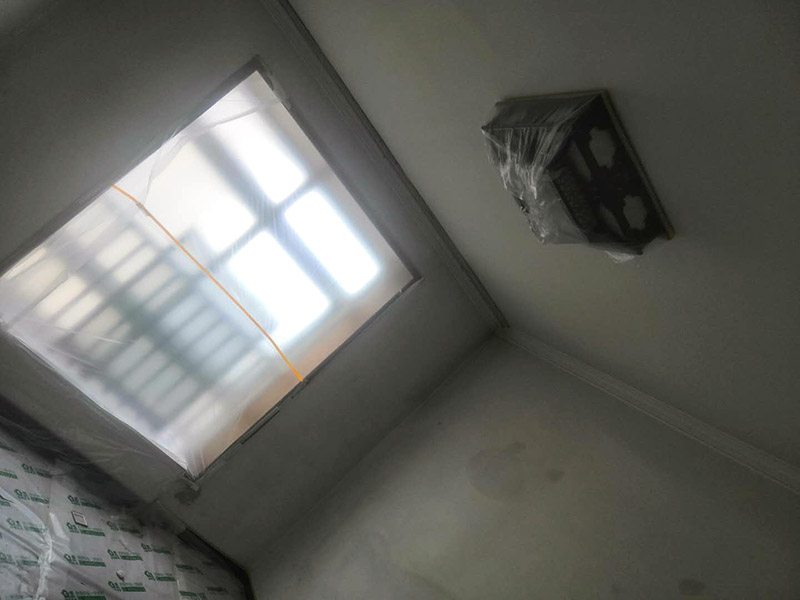 墻面乳膠漆翻新：如果原墻是乳膠漆，且基礎(chǔ)強(qiáng)度較好，經(jīng)簡單打毛修補(bǔ)后可以直接刷漆，但要注意不要破壞原墻漆膜的完整性，也不要用比原墻乳膠漆附著力好太多的乳膠漆，否則容易起皮脫落；如果原墻是刮瓷，則必須產(chǎn)掉重做，其實(shí)在這方面只要掌握一個原則，即同等性質(zhì)才能翻新，否則就必須重來。 如果原墻面的漆已經(jīng)不好了的話，再刷上乳膠漆會把以前的乳膠漆泡下來，可以選鮮呼吸SBS強(qiáng)力膠、鮮呼吸卓越型白膠，再刮一遍膩?zhàn)哟蚰ズ笤偎⑷槟z漆。另外，如果經(jīng)濟(jì)條件允許，而你對原墻質(zhì)量又不滿意的話，建議最好重做。因?yàn)閴γ娴奶幚硎钦麄€裝修過程中最骯臟的部分，千萬不要圖省事，否則以后會很麻煩。