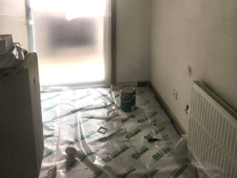 墻面乳膠漆翻新：如果原墻是乳膠漆，且基礎(chǔ)強(qiáng)度較好，經(jīng)簡單打毛修補(bǔ)后可以直接刷漆，但要注意不要破壞原墻漆膜的完整性，也不要用比原墻乳膠漆附著力好太多的乳膠漆，否則容易起皮脫落；如果原墻是刮瓷，則必須產(chǎn)掉重做，其實(shí)在這方面只要掌握一個原則，即同等性質(zhì)才能翻新，否則就必須重來。 如果原墻面的漆已經(jīng)不好了的話，再刷上乳膠漆會把以前的乳膠漆泡下來，可以選鮮呼吸SBS強(qiáng)力膠、鮮呼吸卓越型白膠，再刮一遍膩?zhàn)哟蚰ズ笤偎⑷槟z漆。另外，如果經(jīng)濟(jì)條件允許，而你對原墻質(zhì)量又不滿意的話，建議最好重做。因?yàn)閴γ娴奶幚硎钦麄€裝修過程中最骯臟的部分，千萬不要圖省事，否則以后會很麻煩。