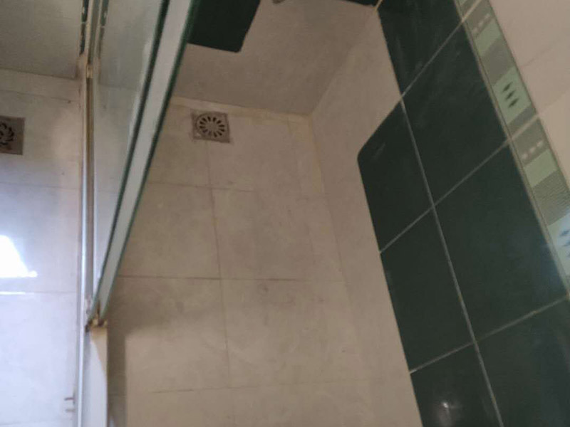 衛(wèi)生間局部裝修：我們要做好衛(wèi)生間的防水工程，一般來(lái)說(shuō)，它的地面防水是需要做兩遍，其防水層要高出地面大概250mm左右。然后我們?cè)谧龊帽Ｗo(hù)層，處理好地面防水之后，衛(wèi)生間的墻面也需要做好相應(yīng)的防水工程。需要注意的是衛(wèi)生間的墻面防水層最好做到頂，防水工程做好之后，一定不要忘了做24小時(shí)閉水試驗(yàn)。