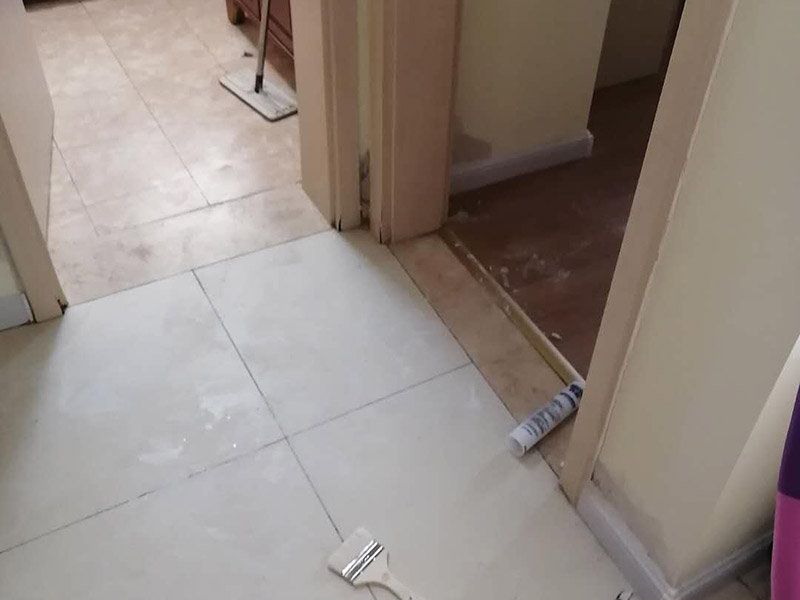 浴室外墻修補(bǔ)：衛(wèi)生間外墻墻皮脫落bai也很正常，主要是因?yàn)樾l(wèi)du生間長(zhǎng)期潮濕，容易變得zhi墻皮dao起泡脫落，如何處理呢？如果想要省心請(qǐng)直接叫專業(yè)的施工隊(duì)伍來(lái)干，如果自己處理的話也比較麻煩，首先要鏟除掉外皮，然后再打磨，然后繼續(xù)施工防水漆，要多刷幾層。刷漆以前注意掌握基底的干濕程度。