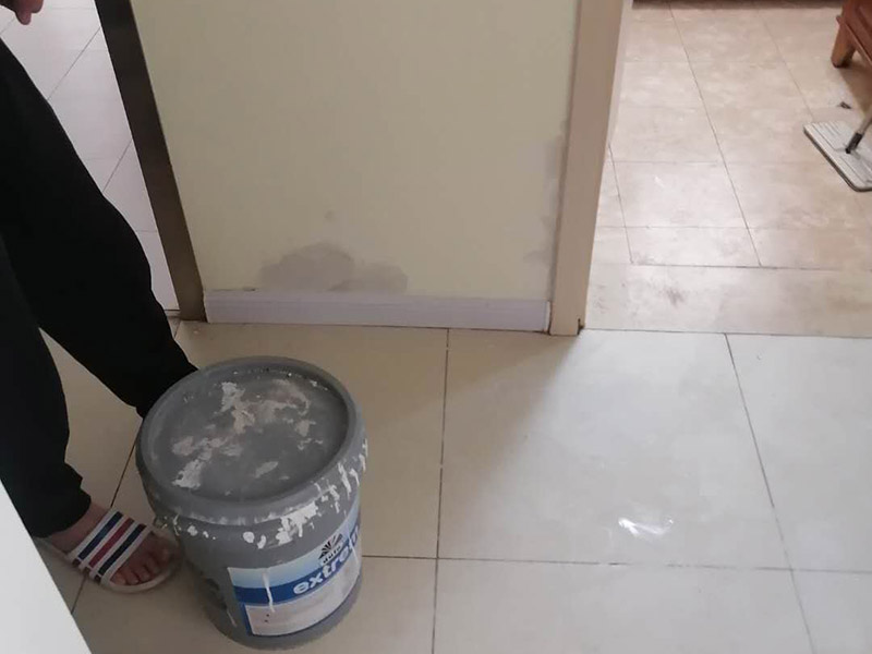 浴室外墻修補(bǔ)：衛(wèi)生間外墻墻皮脫落bai也很正常，主要是因?yàn)樾l(wèi)du生間長(zhǎng)期潮濕，容易變得zhi墻皮dao起泡脫落，如何處理呢？如果想要省心請(qǐng)直接叫專業(yè)的施工隊(duì)伍來(lái)干，如果自己處理的話也比較麻煩，首先要鏟除掉外皮，然后再打磨，然后繼續(xù)施工防水漆，要多刷幾層。刷漆以前注意掌握基底的干濕程度。