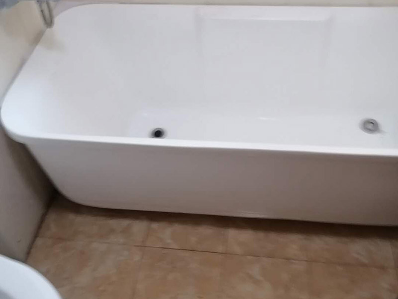 浴室外墻修補(bǔ)：衛(wèi)生間外墻墻皮脫落bai也很正常，主要是因?yàn)樾l(wèi)du生間長(zhǎng)期潮濕，容易變得zhi墻皮dao起泡脫落，如何處理呢？如果想要省心請(qǐng)直接叫專業(yè)的施工隊(duì)伍來(lái)干，如果自己處理的話也比較麻煩，首先要鏟除掉外皮，然后再打磨，然后繼續(xù)施工防水漆，要多刷幾層。刷漆以前注意掌握基底的干濕程度。