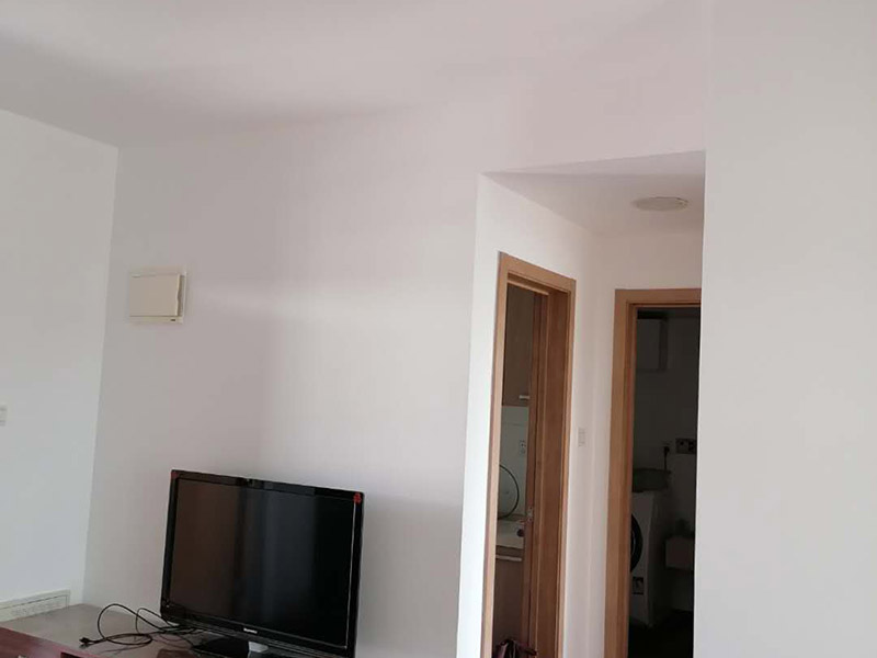 全屋墻面翻新：無法搬移或者不搬移的物品，應采用專業(yè)材料和遮蔽保護膜進行現場遮蔽，家里的每一件物品，包括地板、衣柜、電器、燈具、門窗、開關等，都應進行保護，保證施工后依然潔凈如新。 墻面涂刷前，可以使用進口的無塵打磨機進行墻面打磨，保證打磨過程中無灰塵，且效率高，注意打磨平整。 根據制定的方案修復墻面問題，可以使用高效環(huán)保的鮮呼吸凈味墻面漆、凈味防霉墻面漆等環(huán)保涂料進行施工，降低裝修中的甲醛危害，打造健康生活。還可縮短時間，快速住新家。 涂刷完成后，從整體上對墻面進行部分修補，保證墻面顏色一致，避免出現色差等問題。