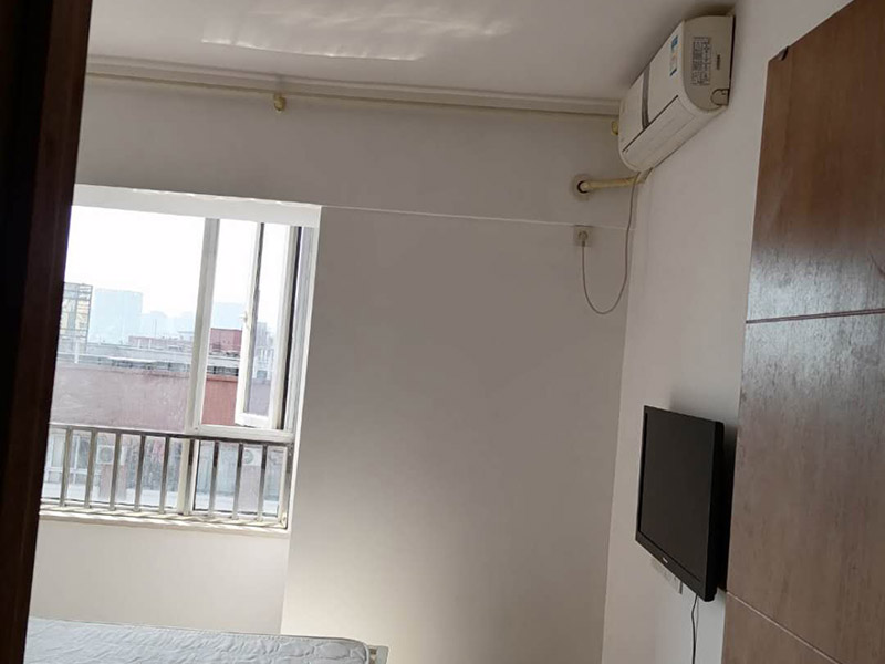 全屋墻面翻新：無法搬移或者不搬移的物品，應采用專業(yè)材料和遮蔽保護膜進行現場遮蔽，家里的每一件物品，包括地板、衣柜、電器、燈具、門窗、開關等，都應進行保護，保證施工后依然潔凈如新。 墻面涂刷前，可以使用進口的無塵打磨機進行墻面打磨，保證打磨過程中無灰塵，且效率高，注意打磨平整。 根據制定的方案修復墻面問題，可以使用高效環(huán)保的鮮呼吸凈味墻面漆、凈味防霉墻面漆等環(huán)保涂料進行施工，降低裝修中的甲醛危害，打造健康生活。還可縮短時間，快速住新家。 涂刷完成后，從整體上對墻面進行部分修補，保證墻面顏色一致，避免出現色差等問題。