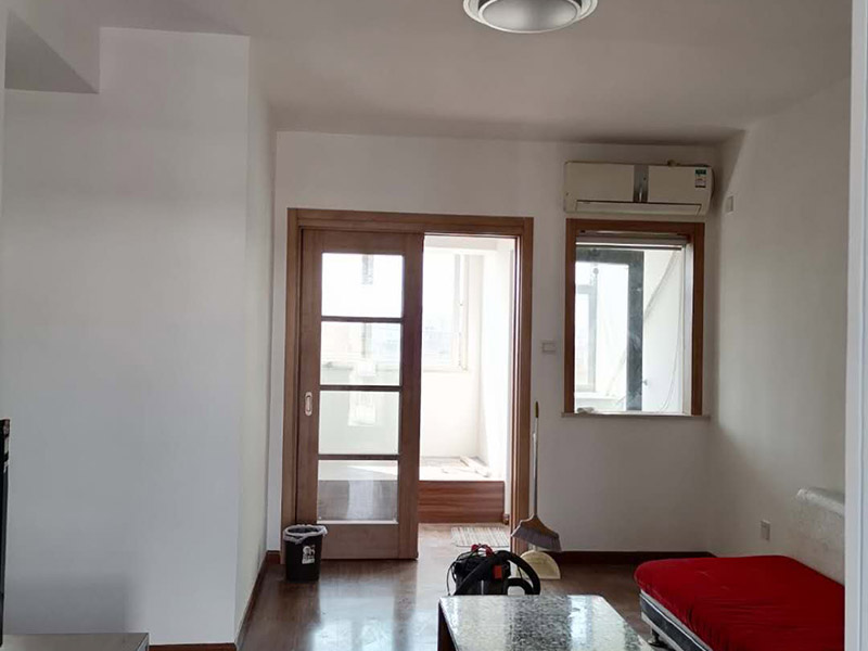 全屋墻面翻新：無法搬移或者不搬移的物品，應采用專業(yè)材料和遮蔽保護膜進行現場遮蔽，家里的每一件物品，包括地板、衣柜、電器、燈具、門窗、開關等，都應進行保護，保證施工后依然潔凈如新。 墻面涂刷前，可以使用進口的無塵打磨機進行墻面打磨，保證打磨過程中無灰塵，且效率高，注意打磨平整。 根據制定的方案修復墻面問題，可以使用高效環(huán)保的鮮呼吸凈味墻面漆、凈味防霉墻面漆等環(huán)保涂料進行施工，降低裝修中的甲醛危害，打造健康生活。還可縮短時間，快速住新家。 涂刷完成后，從整體上對墻面進行部分修補，保證墻面顏色一致，避免出現色差等問題。