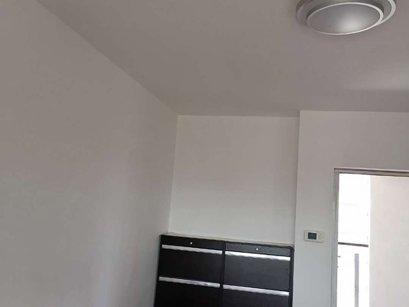 全屋墻面翻新：無法搬移或者不搬移的物品，應采用專業(yè)材料和遮蔽保護膜進行現場遮蔽，家里的每一件物品，包括地板、衣柜、電器、燈具、門窗、開關等，都應進行保護，保證施工后依然潔凈如新。 墻面涂刷前，可以使用進口的無塵打磨機進行墻面打磨，保證打磨過程中無灰塵，且效率高，注意打磨平整。 根據制定的方案修復墻面問題，可以使用高效環(huán)保的鮮呼吸凈味墻面漆、凈味防霉墻面漆等環(huán)保涂料進行施工，降低裝修中的甲醛危害，打造健康生活。還可縮短時間，快速住新家。 涂刷完成后，從整體上對墻面進行部分修補，保證墻面顏色一致，避免出現色差等問題。