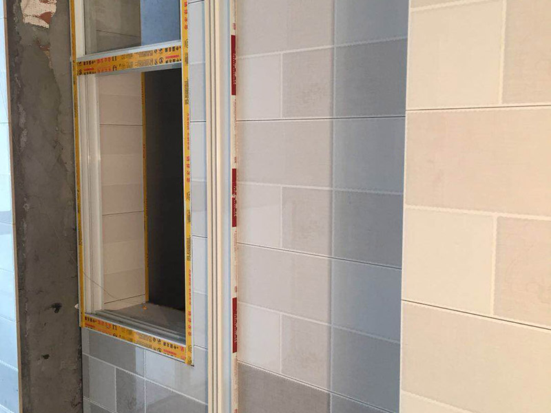 浴室墻磚更換：鋪瓷磚的順序其實也是有不少講究的，鋪地磚的時候應該從內(nèi)向外貼，遇到坡度或者有地漏的地方，還要注意排水方向找坡；墻面磚的鋪貼應該從下向上進行。為了最后的鋪貼效果美觀，最底層的瓷磚要最后貼；墻面磚鋪貼結(jié)束以后還要壓地磚。
這里要注意的是，貼瓷磚的時候不能一面墻貼到頂，否則由于瓷磚較重容易引起脫落。鋪好了地磚盡量不要去踩。