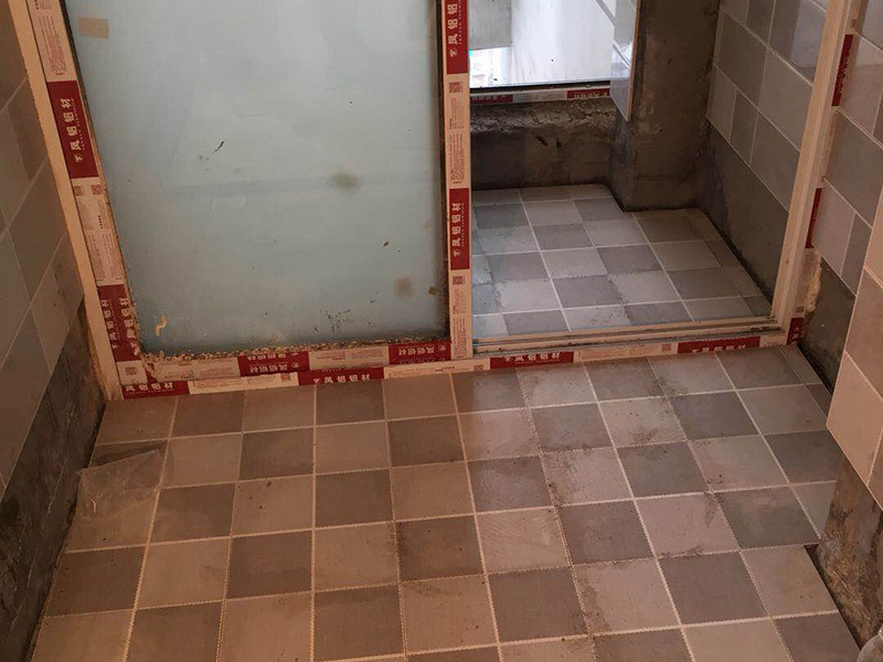 浴室墻磚更換：鋪瓷磚的順序其實也是有不少講究的，鋪地磚的時候應該從內(nèi)向外貼，遇到坡度或者有地漏的地方，還要注意排水方向找坡；墻面磚的鋪貼應該從下向上進行。為了最后的鋪貼效果美觀，最底層的瓷磚要最后貼；墻面磚鋪貼結(jié)束以后還要壓地磚。 這里要注意的是，貼瓷磚的時候不能一面墻貼到頂，否則由于瓷磚較重容易引起脫落。鋪好了地磚盡量不要去踩。