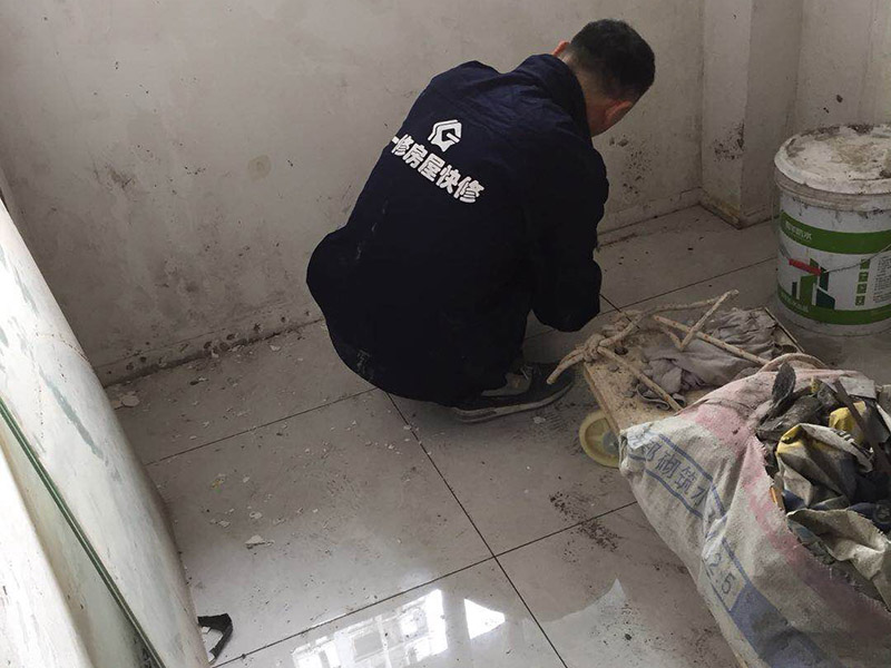 浴室墻磚更換：鋪瓷磚的順序其實也是有不少講究的，鋪地磚的時候應該從內(nèi)向外貼，遇到坡度或者有地漏的地方，還要注意排水方向找坡；墻面磚的鋪貼應該從下向上進行。為了最后的鋪貼效果美觀，最底層的瓷磚要最后貼；墻面磚鋪貼結(jié)束以后還要壓地磚。 這里要注意的是，貼瓷磚的時候不能一面墻貼到頂，否則由于瓷磚較重容易引起脫落。鋪好了地磚盡量不要去踩。