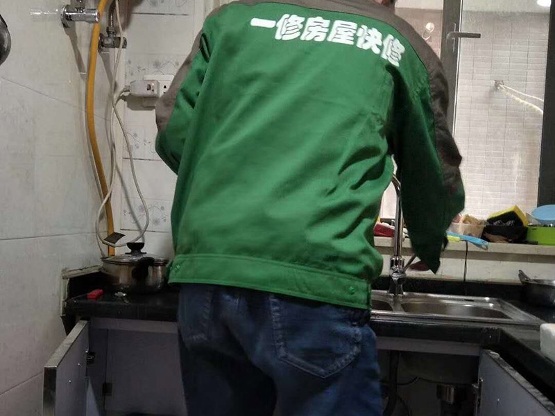 廚房水管打壓測(cè)試：1、直至管道內(nèi)充滿水,關(guān)閉排氣孔。2、逐步增加管道壓力(可觀察壓力表),增至到試驗(yàn)壓力并穩(wěn)壓30min,期間如壓力下降可注水補(bǔ)壓。但不得高于試驗(yàn)壓力。3、檢查管道接口、配件等處有無(wú)滲漏現(xiàn)象。如有滲漏,,應(yīng)中止試壓,查明原因并解決滲漏,再按步驟5進(jìn)行組織試壓。4、泄壓至最大試驗(yàn)壓力的50%;5、如果壓力穩(wěn)定在50%的最大工作壓力,甚至有壓力上升現(xiàn)象,表明無(wú)滲漏;6、再持續(xù)進(jìn)行外觀檢查90in,如仍無(wú)滲漏,則試壓合格。7、管道長(zhǎng)度,根據(jù)實(shí)際情況采取,但最長(zhǎng)不得長(zhǎng)于500m;8、在管道兩端(已焊有PE法蘭盤)配裝密閉法蘭板,中間使用硅膠板作密封。用螺栓緊固,并配置球閥。一端為進(jìn)水口,一端為出水口(也做排氣孔)。9、在進(jìn)水口端,應(yīng)安裝上壓力表。