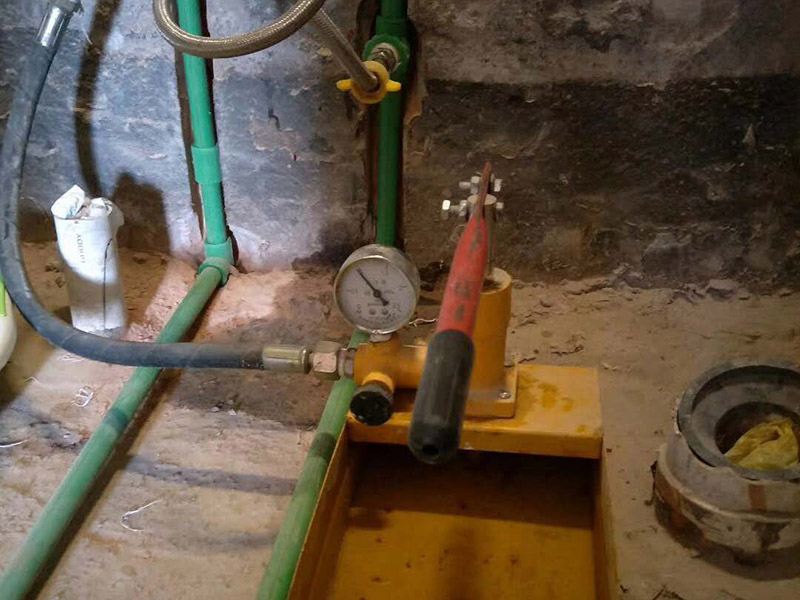 廚房水管打壓測(cè)試：1、直至管道內(nèi)充滿水,關(guān)閉排氣孔。2、逐步增加管道壓力(可觀察壓力表),增至到試驗(yàn)壓力并穩(wěn)壓30min,期間如壓力下降可注水補(bǔ)壓。但不得高于試驗(yàn)壓力。3、檢查管道接口、配件等處有無(wú)滲漏現(xiàn)象。如有滲漏,,應(yīng)中止試壓,查明原因并解決滲漏,再按步驟5進(jìn)行組織試壓。4、泄壓至最大試驗(yàn)壓力的50%;5、如果壓力穩(wěn)定在50%的最大工作壓力,甚至有壓力上升現(xiàn)象,表明無(wú)滲漏;6、再持續(xù)進(jìn)行外觀檢查90in,如仍無(wú)滲漏,則試壓合格。7、管道長(zhǎng)度,根據(jù)實(shí)際情況采取,但最長(zhǎng)不得長(zhǎng)于500m;8、在管道兩端(已焊有PE法蘭盤)配裝密閉法蘭板,中間使用硅膠板作密封。用螺栓緊固,并配置球閥。一端為進(jìn)水口,一端為出水口(也做排氣孔)。9、在進(jìn)水口端,應(yīng)安裝上壓力表。