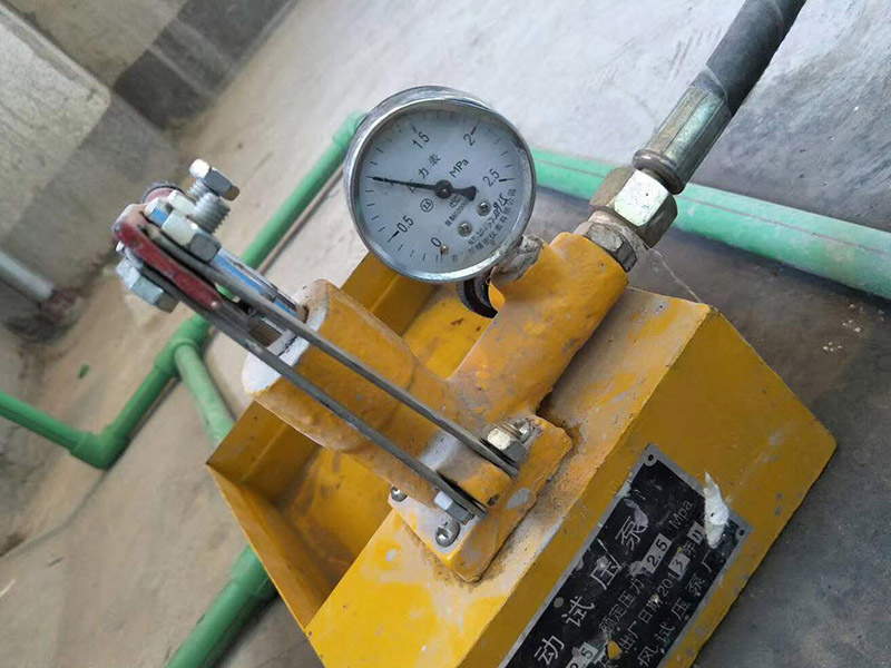 廚房水管打壓測(cè)試：1、直至管道內(nèi)充滿水,關(guān)閉排氣孔。2、逐步增加管道壓力(可觀察壓力表),增至到試驗(yàn)壓力并穩(wěn)壓30min,期間如壓力下降可注水補(bǔ)壓。但不得高于試驗(yàn)壓力。3、檢查管道接口、配件等處有無(wú)滲漏現(xiàn)象。如有滲漏,,應(yīng)中止試壓,查明原因并解決滲漏,再按步驟5進(jìn)行組織試壓。4、泄壓至最大試驗(yàn)壓力的50%;5、如果壓力穩(wěn)定在50%的最大工作壓力,甚至有壓力上升現(xiàn)象,表明無(wú)滲漏;6、再持續(xù)進(jìn)行外觀檢查90in,如仍無(wú)滲漏,則試壓合格。7、管道長(zhǎng)度,根據(jù)實(shí)際情況采取,但最長(zhǎng)不得長(zhǎng)于500m;8、在管道兩端(已焊有PE法蘭盤)配裝密閉法蘭板,中間使用硅膠板作密封。用螺栓緊固,并配置球閥。一端為進(jìn)水口,一端為出水口(也做排氣孔)。9、在進(jìn)水口端,應(yīng)安裝上壓力表。