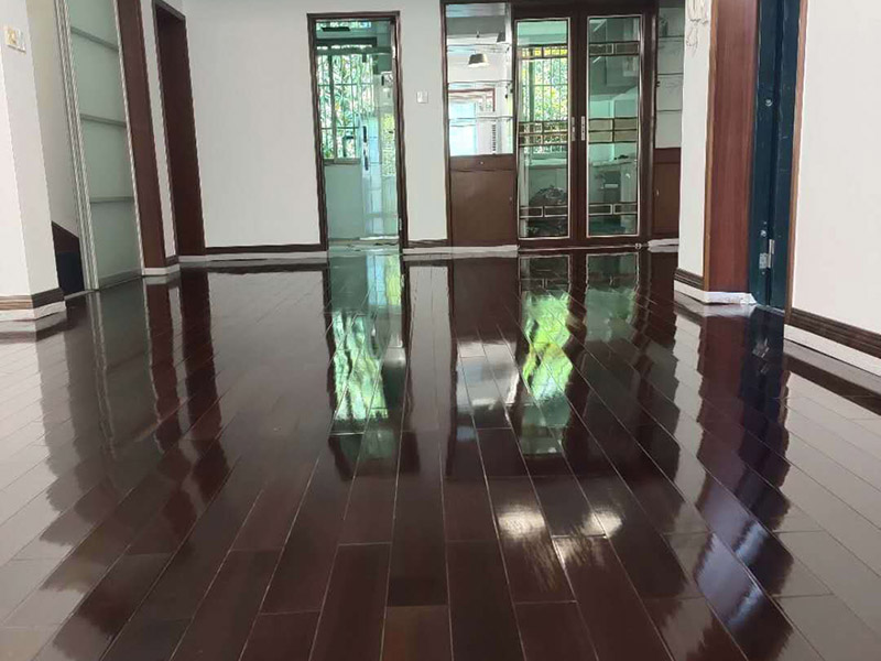 地板保養(yǎng)打蠟：首先不是所有的地板都是有需要打蠟保養(yǎng)的，強(qiáng)化地板就是不需要打蠟的。它是分為了耐磨層、基材層和底層三層結(jié)合成的。表層耐磨層為三氧化二鋁，具有較高的耐磨性和防護(hù)性，因此相對(duì)于實(shí)木等其他地板，強(qiáng)化地板的表層本身保護(hù)比較嚴(yán)實(shí)，不需要&ldquo;多此一舉&rdquo;。 很多人認(rèn)為打蠟時(shí)，越多蠟越好，其實(shí)這個(gè)是很大的誤區(qū)。如果是用蠟過多，反而因?yàn)榭p隙填滿太多而影響美觀，還有可能會(huì)造成也拋光不勻，直接影響了地板亮度。所以只要用適當(dāng)?shù)挠靡恍┫灳蛪蛄?，而且地板打蠟也不是越頻繁越好，一般實(shí)木地板隔半年打一次即可。