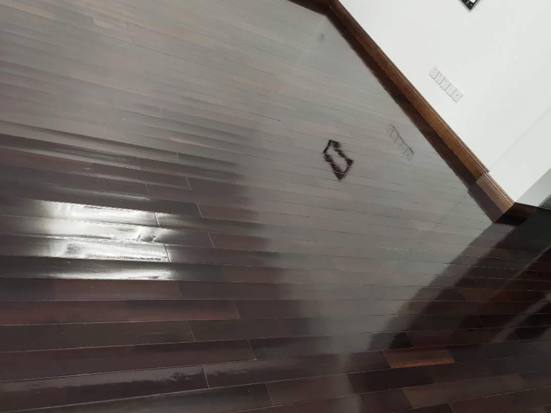 地板保養(yǎng)打蠟：首先不是所有的地板都是有需要打蠟保養(yǎng)的，強(qiáng)化地板就是不需要打蠟的。它是分為了耐磨層、基材層和底層三層結(jié)合成的。表層耐磨層為三氧化二鋁，具有較高的耐磨性和防護(hù)性，因此相對(duì)于實(shí)木等其他地板，強(qiáng)化地板的表層本身保護(hù)比較嚴(yán)實(shí)，不需要&ldquo;多此一舉&rdquo;。 很多人認(rèn)為打蠟時(shí)，越多蠟越好，其實(shí)這個(gè)是很大的誤區(qū)。如果是用蠟過多，反而因?yàn)榭p隙填滿太多而影響美觀，還有可能會(huì)造成也拋光不勻，直接影響了地板亮度。所以只要用適當(dāng)?shù)挠靡恍┫灳蛪蛄?，而且地板打蠟也不是越頻繁越好，一般實(shí)木地板隔半年打一次即可。