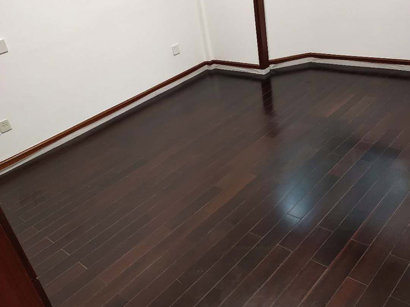 地板保養(yǎng)打蠟：首先不是所有的地板都是有需要打蠟保養(yǎng)的，強(qiáng)化地板就是不需要打蠟的。它是分為了耐磨層、基材層和底層三層結(jié)合成的。表層耐磨層為三氧化二鋁，具有較高的耐磨性和防護(hù)性，因此相對(duì)于實(shí)木等其他地板，強(qiáng)化地板的表層本身保護(hù)比較嚴(yán)實(shí)，不需要&ldquo;多此一舉&rdquo;。 很多人認(rèn)為打蠟時(shí)，越多蠟越好，其實(shí)這個(gè)是很大的誤區(qū)。如果是用蠟過多，反而因?yàn)榭p隙填滿太多而影響美觀，還有可能會(huì)造成也拋光不勻，直接影響了地板亮度。所以只要用適當(dāng)?shù)挠靡恍┫灳蛪蛄?，而且地板打蠟也不是越頻繁越好，一般實(shí)木地板隔半年打一次即可。