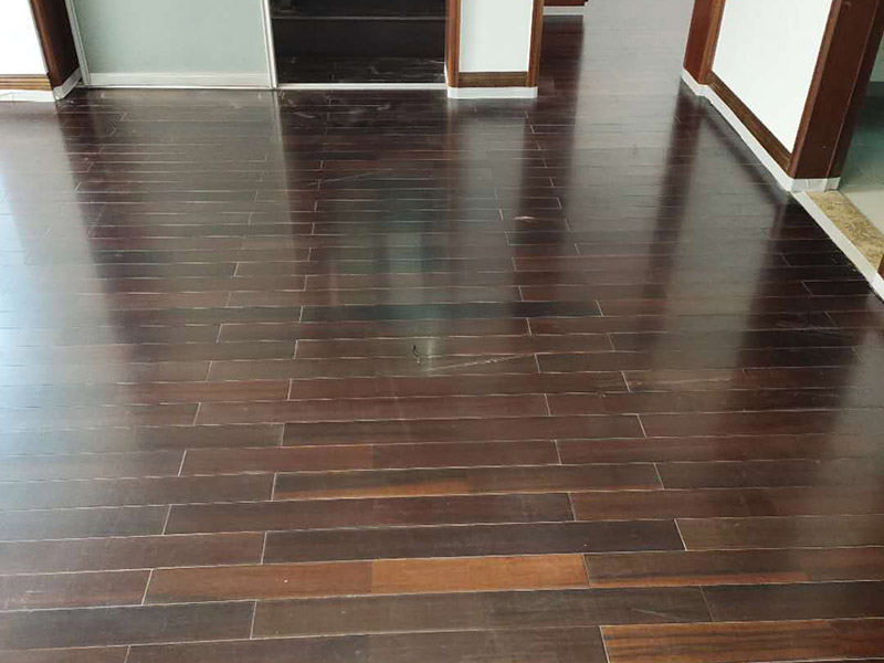 地板保養(yǎng)打蠟：首先不是所有的地板都是有需要打蠟保養(yǎng)的，強(qiáng)化地板就是不需要打蠟的。它是分為了耐磨層、基材層和底層三層結(jié)合成的。表層耐磨層為三氧化二鋁，具有較高的耐磨性和防護(hù)性，因此相對(duì)于實(shí)木等其他地板，強(qiáng)化地板的表層本身保護(hù)比較嚴(yán)實(shí)，不需要&ldquo;多此一舉&rdquo;。 很多人認(rèn)為打蠟時(shí)，越多蠟越好，其實(shí)這個(gè)是很大的誤區(qū)。如果是用蠟過多，反而因?yàn)榭p隙填滿太多而影響美觀，還有可能會(huì)造成也拋光不勻，直接影響了地板亮度。所以只要用適當(dāng)?shù)挠靡恍┫灳蛪蛄耍业匕宕蛳炓膊皇窃筋l繁越好，一般實(shí)木地板隔半年打一次即可。