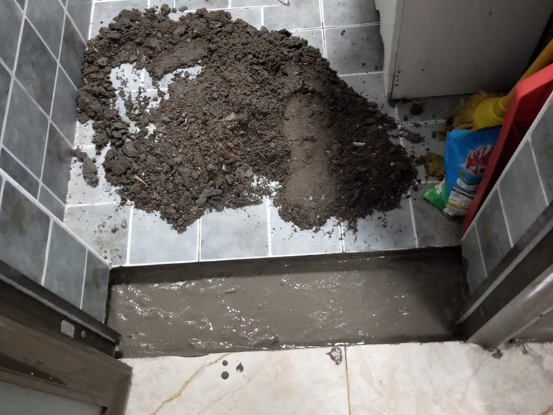 門檻石更換安裝：讓瓦工用切割機(jī)沿著大理石的邊口（縫隙）切割，然后用榔頭砸掉，再清除剩下的石材碎片就行了。當(dāng)兩個空間（例如房間）地面所用的材料質(zhì)地不同時，特別是兩種材料無法互相收口。利用門檻石分別給兩種材料收口（交圈）。這種交圈在施工中的許多地方、許多工種都廣泛運用。比如你說的廚房與外面的房間，由于廚房多數(shù)采用地磚，其他房間則不一定是地磚，可能是地板；而地磚鋪設(shè)到門邊時往往不是整數(shù)（模數(shù)）；假設(shè)地板也是垂直與門的，這樣在兩者之間放置一塊條形石材，既可以將地磚的拼縫遮擋住，也可以遮擋住地板的拼縫。兩種材料之間有一個過度。行話說：“交圈了”。