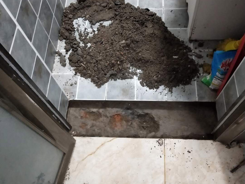 門檻石更換安裝：讓瓦工用切割機(jī)沿著大理石的邊口（縫隙）切割，然后用榔頭砸掉，再清除剩下的石材碎片就行了。當(dāng)兩個空間（例如房間）地面所用的材料質(zhì)地不同時，特別是兩種材料無法互相收口。利用門檻石分別給兩種材料收口（交圈）。這種交圈在施工中的許多地方、許多工種都廣泛運用。比如你說的廚房與外面的房間，由于廚房多數(shù)采用地磚，其他房間則不一定是地磚，可能是地板；而地磚鋪設(shè)到門邊時往往不是整數(shù)（模數(shù)）；假設(shè)地板也是垂直與門的，這樣在兩者之間放置一塊條形石材，既可以將地磚的拼縫遮擋住，也可以遮擋住地板的拼縫。兩種材料之間有一個過度。行話說：“交圈了”。