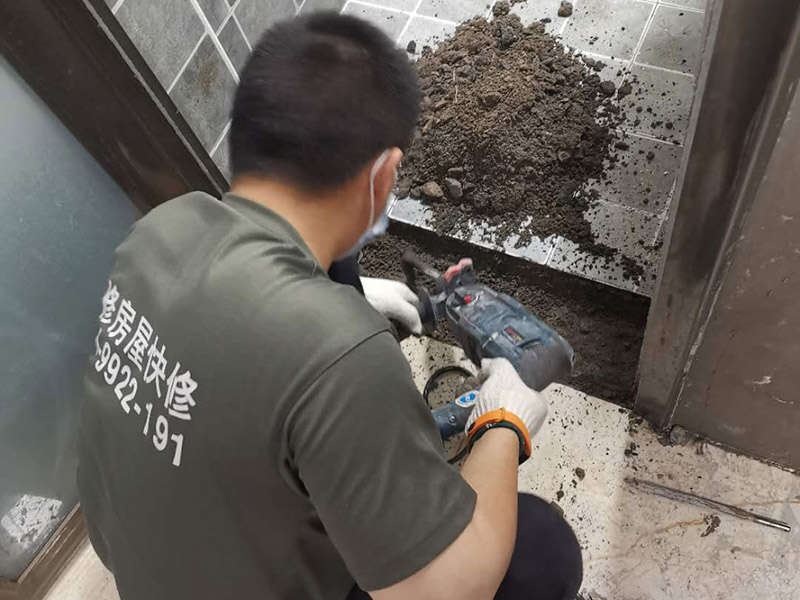門檻石更換安裝：讓瓦工用切割機(jī)沿著大理石的邊口（縫隙）切割，然后用榔頭砸掉，再清除剩下的石材碎片就行了。當(dāng)兩個空間（例如房間）地面所用的材料質(zhì)地不同時，特別是兩種材料無法互相收口。利用門檻石分別給兩種材料收口（交圈）。這種交圈在施工中的許多地方、許多工種都廣泛運用。比如你說的廚房與外面的房間，由于廚房多數(shù)采用地磚，其他房間則不一定是地磚，可能是地板；而地磚鋪設(shè)到門邊時往往不是整數(shù)（模數(shù)）；假設(shè)地板也是垂直與門的，這樣在兩者之間放置一塊條形石材，既可以將地磚的拼縫遮擋住，也可以遮擋住地板的拼縫。兩種材料之間有一個過度。行話說：“交圈了”。