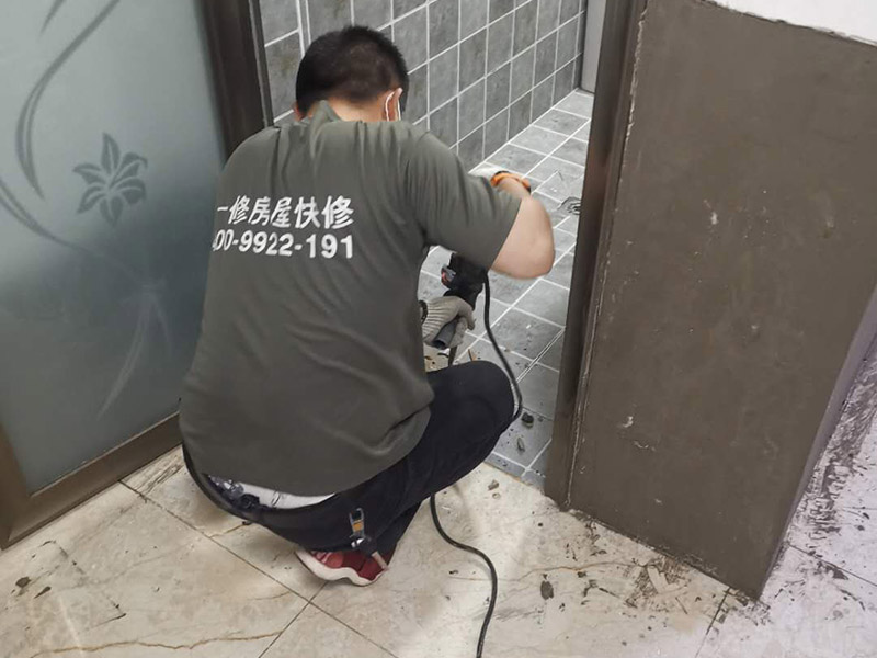 門檻石更換安裝：讓瓦工用切割機(jī)沿著大理石的邊口（縫隙）切割，然后用榔頭砸掉，再清除剩下的石材碎片就行了。當(dāng)兩個空間（例如房間）地面所用的材料質(zhì)地不同時，特別是兩種材料無法互相收口。利用門檻石分別給兩種材料收口（交圈）。這種交圈在施工中的許多地方、許多工種都廣泛運用。比如你說的廚房與外面的房間，由于廚房多數(shù)采用地磚，其他房間則不一定是地磚，可能是地板；而地磚鋪設(shè)到門邊時往往不是整數(shù)（模數(shù)）；假設(shè)地板也是垂直與門的，這樣在兩者之間放置一塊條形石材，既可以將地磚的拼縫遮擋住，也可以遮擋住地板的拼縫。兩種材料之間有一個過度。行話說：“交圈了”。