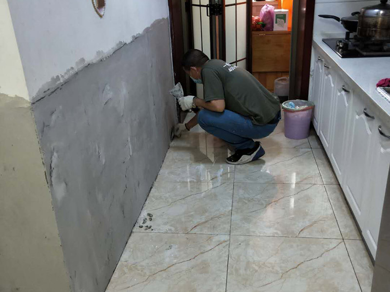 墻裙重新刮膩子翻新：我們鏟墻一般要鏟到抹灰層，然后檢查裂縫，常規(guī)來說，裂縫一般都選用牛皮紙帶或者防裂網(wǎng)格貼住裂縫。貼完之后要用界面劑把墻面基層處理一遍，作用就是讓后刮的膩子能更好的和以前的原有墻面粘合。刮膩子最好選顆粒細(xì)度較高和質(zhì)地較硬的膩子。刮膩子的時候要注意，刮涂的時候要均勻，上一遍施工之后要等這層徹底干透之后才能進(jìn)行下一步的施工。墻面翻新刮膩子之后就是打磨，要對墻面打磨找平，先是用石膏對膩子進(jìn)行修補然后用砂紙打磨。