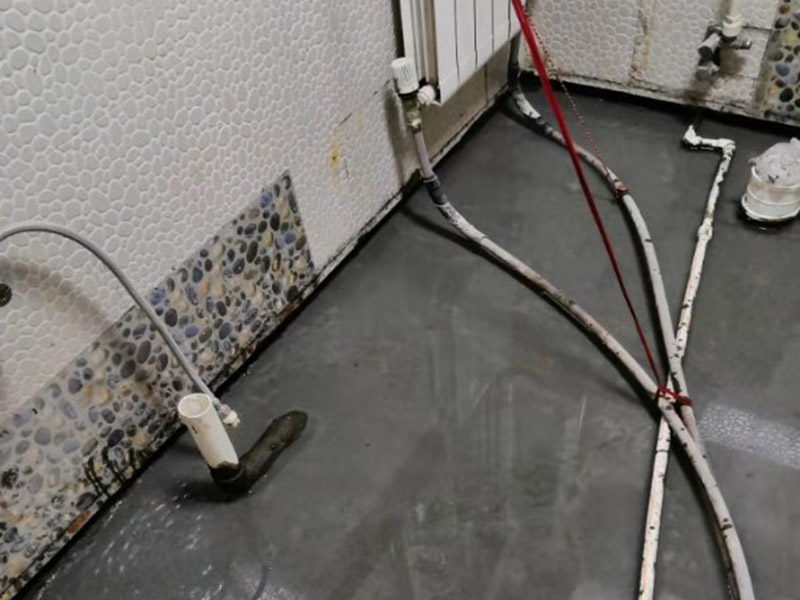 衛(wèi)生間閉水試驗(yàn)：防水施工驗(yàn)收，需要進(jìn)行兩次閉水試驗(yàn)。但是沒有規(guī)定兩次閉水試驗(yàn)都是在什么時(shí)候做，所以不同地區(qū)、不同裝修公司，做兩次試驗(yàn)的時(shí)間也不同。常見兩種做法： 1.第一次防水試驗(yàn)在防水層施工完成，保護(hù)層施工之前進(jìn)行，這種做法可以及早找出防水層施工的錯(cuò)誤，并及時(shí)進(jìn)行改正。 第二次防水試驗(yàn)在保護(hù)層施工完成后進(jìn)行，這一次試驗(yàn)也是業(yè)主、物業(yè)對(duì)防水工程的驗(yàn)收。 2.第一次防水試驗(yàn)在防水完全施工后（保護(hù)層也施工完成），驗(yàn)收也是在此時(shí)進(jìn)行。 第二次防水試驗(yàn)在地面、潔具施工完成后（入住前）。這樣做的好處，是可以檢查在地面施工時(shí)，是否對(duì)防水層造成了破壞。 無(wú)論使用哪種做法，在發(fā)現(xiàn)防水施工錯(cuò)誤之后，應(yīng)立刻進(jìn)行維修。且維修后應(yīng)該重新做兩次閉水試驗(yàn)。