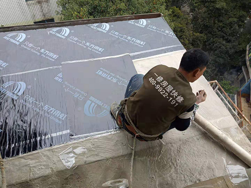 露臺(tái)屋頂防水：1.把基面處理成堅(jiān)固、平整、干凈,無灰塵、油膩、蠟等以及其它碎屑物質(zhì);基面有孔隙、裂縫、不平等缺陷的,須預(yù)先用水泥砂漿修補(bǔ)抹平2.選擇適合家裝的防水材料。防水材料建議選擇柔嫩型的聚合物水泥基防水涂/漿料。3.注意防水要施工到位。