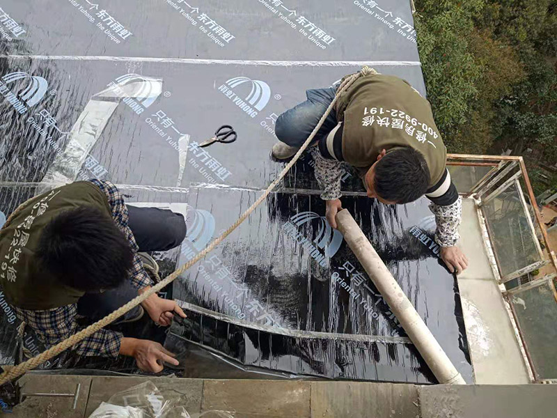 露臺(tái)屋頂防水：1.把基面處理成堅(jiān)固、平整、干凈,無灰塵、油膩、蠟等以及其它碎屑物質(zhì);基面有孔隙、裂縫、不平等缺陷的,須預(yù)先用水泥砂漿修補(bǔ)抹平2.選擇適合家裝的防水材料。防水材料建議選擇柔嫩型的聚合物水泥基防水涂/漿料。3.注意防水要施工到位。