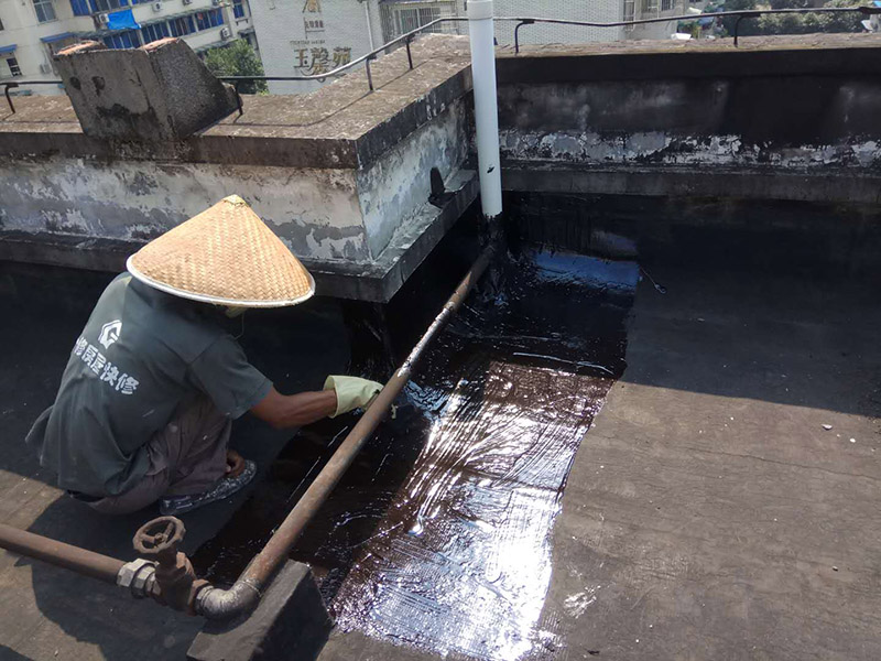 屋頂防水施工：首先，用水泥砂漿找平，同時(shí)做好防水層和保護(hù)層，然后，檢查基層處理并進(jìn)行清理，要求不能有任何雜質(zhì)，且屋面必須保持干燥，否則會(huì)直接影響防水效果，最后，根據(jù)當(dāng)天的施工量配置相應(yīng)的瀝青，并參照從高到低、從遠(yuǎn)到近的順序，開始鋪貼屋面防水卷材。