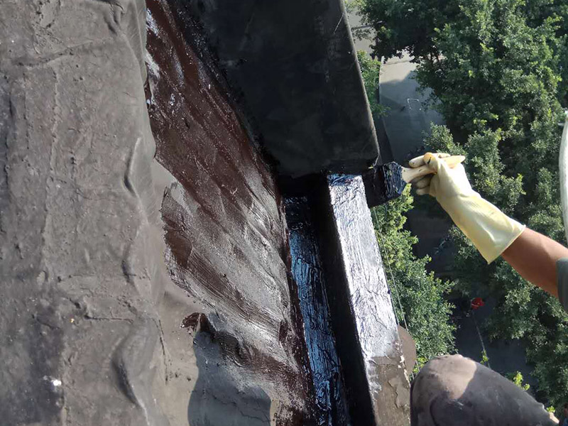 屋頂防水施工：首先，用水泥砂漿找平，同時(shí)做好防水層和保護(hù)層，然后，檢查基層處理并進(jìn)行清理，要求不能有任何雜質(zhì)，且屋面必須保持干燥，否則會(huì)直接影響防水效果，最后，根據(jù)當(dāng)天的施工量配置相應(yīng)的瀝青，并參照從高到低、從遠(yuǎn)到近的順序，開始鋪貼屋面防水卷材。