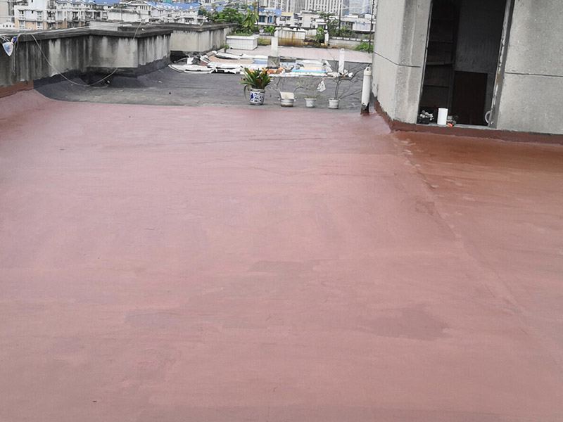 樓頂屋面防水涂刷：1．在干燥表基面上施工防水涂料前應(yīng)先濕潤(rùn)基du面至無(wú)明水為準(zhǔn)，若基面潮濕但無(wú)明水可直接施工。2．按配比先將防水漿料乳液倒入拌料桶中，然后再將粉料倒入，充分?jǐn)嚢柚辆鶆?、無(wú)料粒糊狀，靜置十分鐘后再攪拌一下，效果更佳。3．用毛刷或滾刷直接將膠漿涂刷在基面上，待第一層完全干透后（約2小時(shí)或手擦不粘為準(zhǔn)），再涂刷第二遍，兩遍的涂刷方向應(yīng)交錯(cuò)。