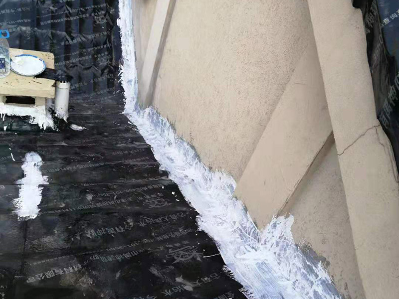 屋頂瓦房鋪防水卷材：1.可以在房子上面鋪上防雨布。2.最好是在瓦下面刷上防雨的材料，之后再鋪瓦。3.可以做防水吊頂。4.傳統(tǒng)的防水補(bǔ)漏。