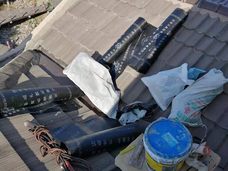 屋頂瓦房鋪防水卷材：1.可以在房子上面鋪上防雨布。2.最好是在瓦下面刷上防雨的材料，之后再鋪瓦。3.可以做防水吊頂。4.傳統(tǒng)的防水補(bǔ)漏。