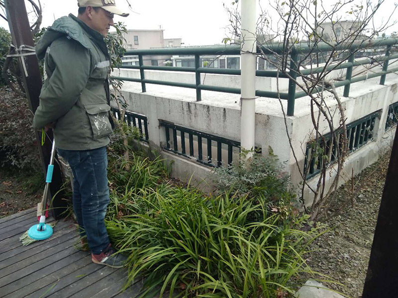 屋頂露臺(tái)看現(xiàn)場(chǎng)：如果防水師傅沒(méi)有檢驗(yàn)基層，直接就刷防水涂料的話(huà)，那么基層比較差，后期肯定會(huì)發(fā)生滲漏問(wèn)題的。當(dāng)然，有的朋友會(huì)說(shuō)，即便發(fā)生這種情況，后果也是該師傅來(lái)承擔(dān)的。但事實(shí)上，真的沒(méi)有人會(huì)希望發(fā)生問(wèn)題，畢竟在出現(xiàn)問(wèn)題之后，會(huì)給自己生活帶來(lái)很大的麻煩。