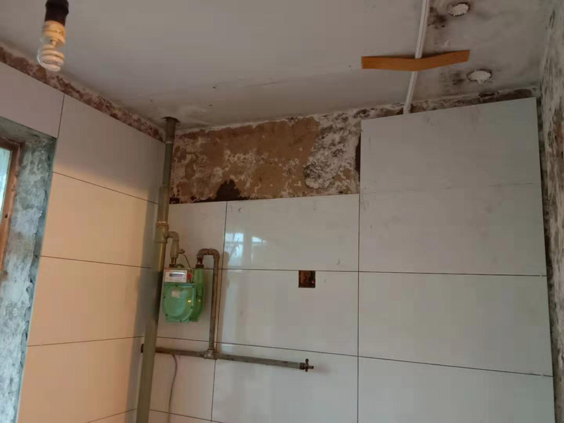 廚房墻面貼瓷磚：貼瓷片要bai根據墻面要du求，把整磚鋪貼到顯眼的地方，把切過的磚往一邊鋪貼。如果有腰線的話可以鋪貼的高度最好是超過灶臺的高度為佳。鋪貼可以鋪貼完一面墻后在進行下個墻面，記住接口位置的拼接。最好能做到90度角，2瓷片碰接45度接口。 1、用細線拉出墻角的角度，最好每個墻角都90度。2、調好水泥漿或水泥砂漿。3、從底下橫著粘貼一排，每個磚的平整度很重要，4、連接墻角度的瓷磚接口是用收邊條還是用45度碰角。5,、一般粘貼高度為2.4米。