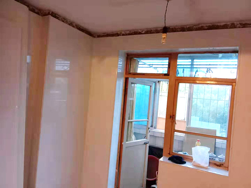 廚房墻面貼瓷磚：貼瓷片要bai根據墻面要du求，把整磚鋪貼到顯眼的地方，把切過的磚往一邊鋪貼。如果有腰線的話可以鋪貼的高度最好是超過灶臺的高度為佳。鋪貼可以鋪貼完一面墻后在進行下個墻面，記住接口位置的拼接。最好能做到90度角，2瓷片碰接45度接口。 1、用細線拉出墻角的角度，最好每個墻角都90度。2、調好水泥漿或水泥砂漿。3、從底下橫著粘貼一排，每個磚的平整度很重要，4、連接墻角度的瓷磚接口是用收邊條還是用45度碰角。5,、一般粘貼高度為2.4米。