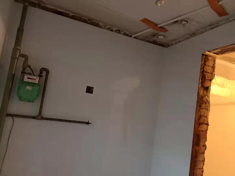 廚房墻面貼瓷磚：貼瓷片要bai根據墻面要du求，把整磚鋪貼到顯眼的地方，把切過的磚往一邊鋪貼。如果有腰線的話可以鋪貼的高度最好是超過灶臺的高度為佳。鋪貼可以鋪貼完一面墻后在進行下個墻面，記住接口位置的拼接。最好能做到90度角，2瓷片碰接45度接口。 1、用細線拉出墻角的角度，最好每個墻角都90度。2、調好水泥漿或水泥砂漿。3、從底下橫著粘貼一排，每個磚的平整度很重要，4、連接墻角度的瓷磚接口是用收邊條還是用45度碰角。5,、一般粘貼高度為2.4米。