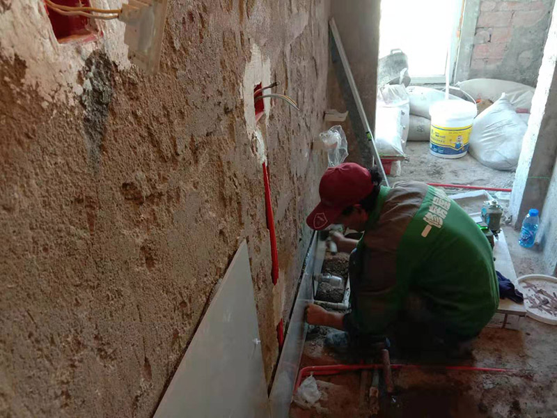 廚房貼瓷磚維修：貼磚之前你的用大盆將瓷磚浸泡12小時然后再拿到蔭涼出放置12小時；地面抄平完畢，做好地面防水及防水保護(hù)層。做好水電管線已安裝，并堵實抹平腳手眼和管洞等。臉盆架、鏡卡、管卡、水箱、煤氣等應(yīng)埋好防腐木磚，位置準(zhǔn)確。然后將殘存在基層的砂漿粉渣、灰塵、油污等清理干凈，并提前澆水濕潤。 待底層灰六、七層干時，按圖紙要求，面磚規(guī)格及實際條件進(jìn)行排磚、彈線。刮平，隨抹隨自上而下粘貼面磚，要求砂漿飽滿，虧灰時，取下重貼，并隨時用靠尺檢查平整度，同時保證縫隙寬度一致貼完經(jīng)自檢無空鼓、不平、不直后，用棉紗擦干凈，用白水泥漿或拍干水泥擦縫，用布將縫內(nèi)的素漿擦勻，磚面擦干凈。